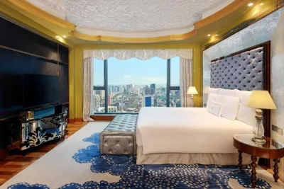 Junior Suite en planta alta con acceso al salón ejecutivo — The Reverie Saigon - The Leading Hotels of the World